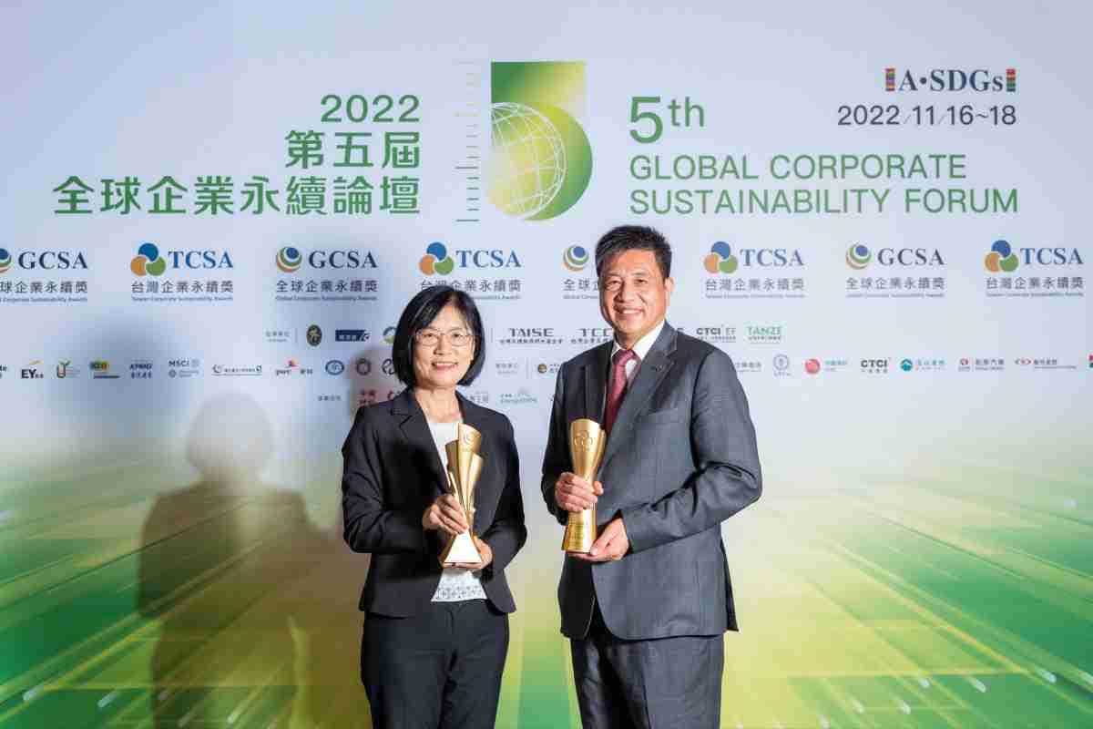 z6mg·人生就是博作为净零碳排先锋，，期引领价值链伙伴同行共好，，，卫冕制造业组“十大典范企业” 二连冠殊荣(左：z6mg·人生就是博光电永续长古秀华，，，，右：z6mg·人生就是博光电董事长暨执行长彭双浪)