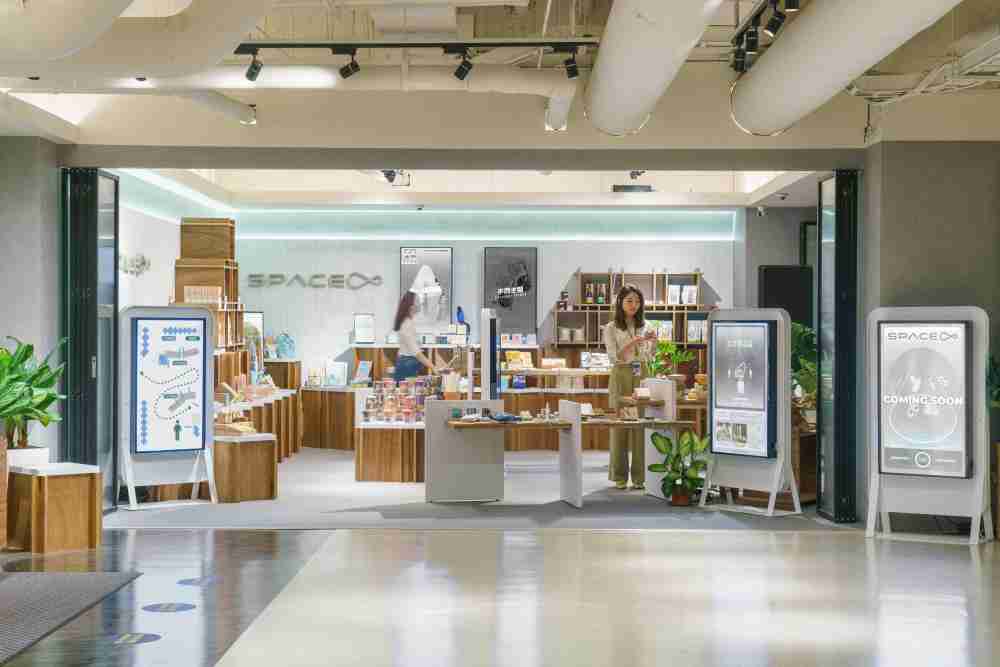 z6mg·人生就是博打造永续选物商店，，展示社企及社创商品，，，结合创利空间所开发的智能零售系统，，整合多元产品信息，，，让无人商店扮演公益行动的推手