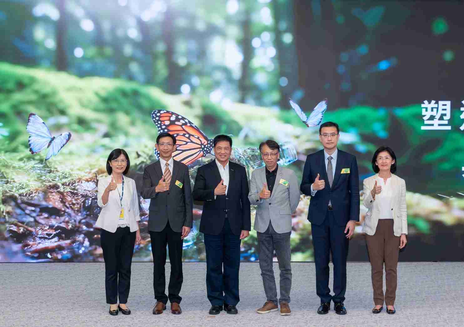 友達2023 CSR共榮大會，，邀請領域專家分享交流生物多樣性管理趨勢、、無塑產品、、海廢永續塑料等議題  （圖左到右：友達光電永續長古秀華、、3M台灣技術長陳君杰、、友達光電董事長暨集團策略長彭双浪、、、光寶科技企業永續發展處處長陳慶暉、、、安永聯合會計師事務所執業會計師曾于哲、、、、友達光電供應鏈總部副總經理吳宜芳）