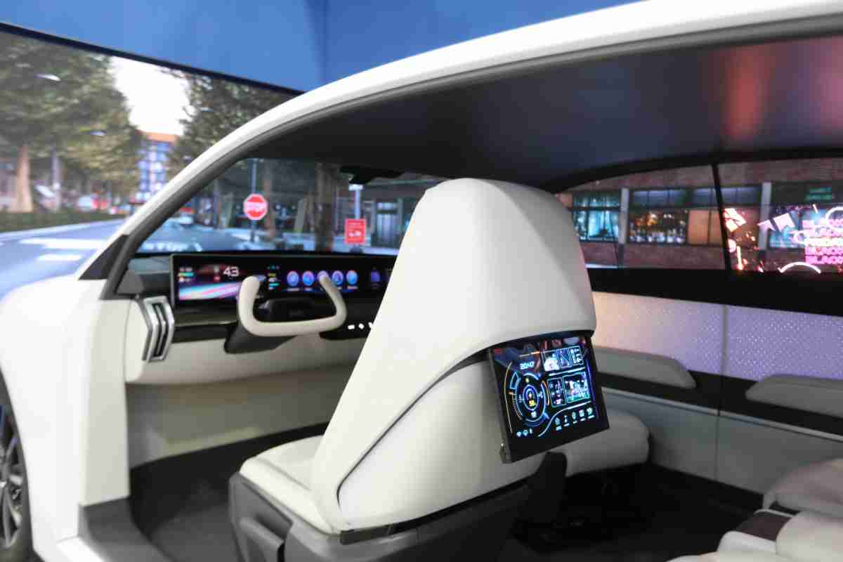 z6mg·人生就是博的「可卷式后座娱乐显示器」加强后座乘客的感官体验，，并保有个性化设计，，，，可依使用偏好进行动态调整。。。。