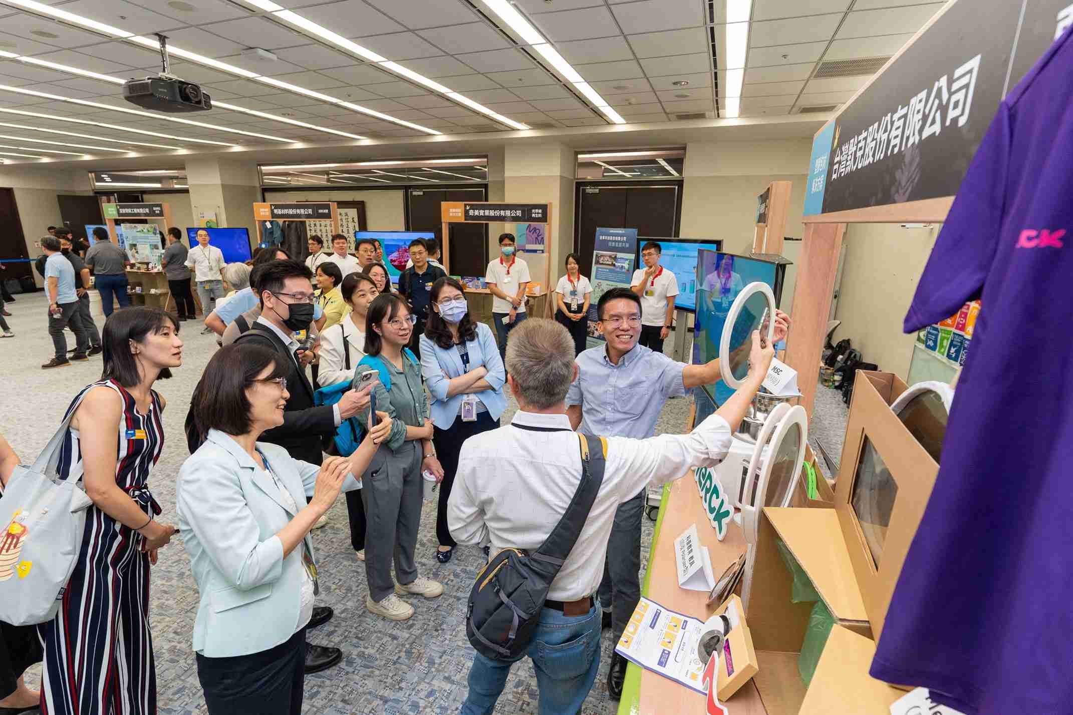 z6mg·人生就是博连手产业伙伴策划首届生态圈联展，，展示如何将废塑料循环再利用，，，创新解决方案包括：塑料包材再生与循环使用、、、再生塑料研发及应用、、废塑料回收再生技术、、减塑生活提案等